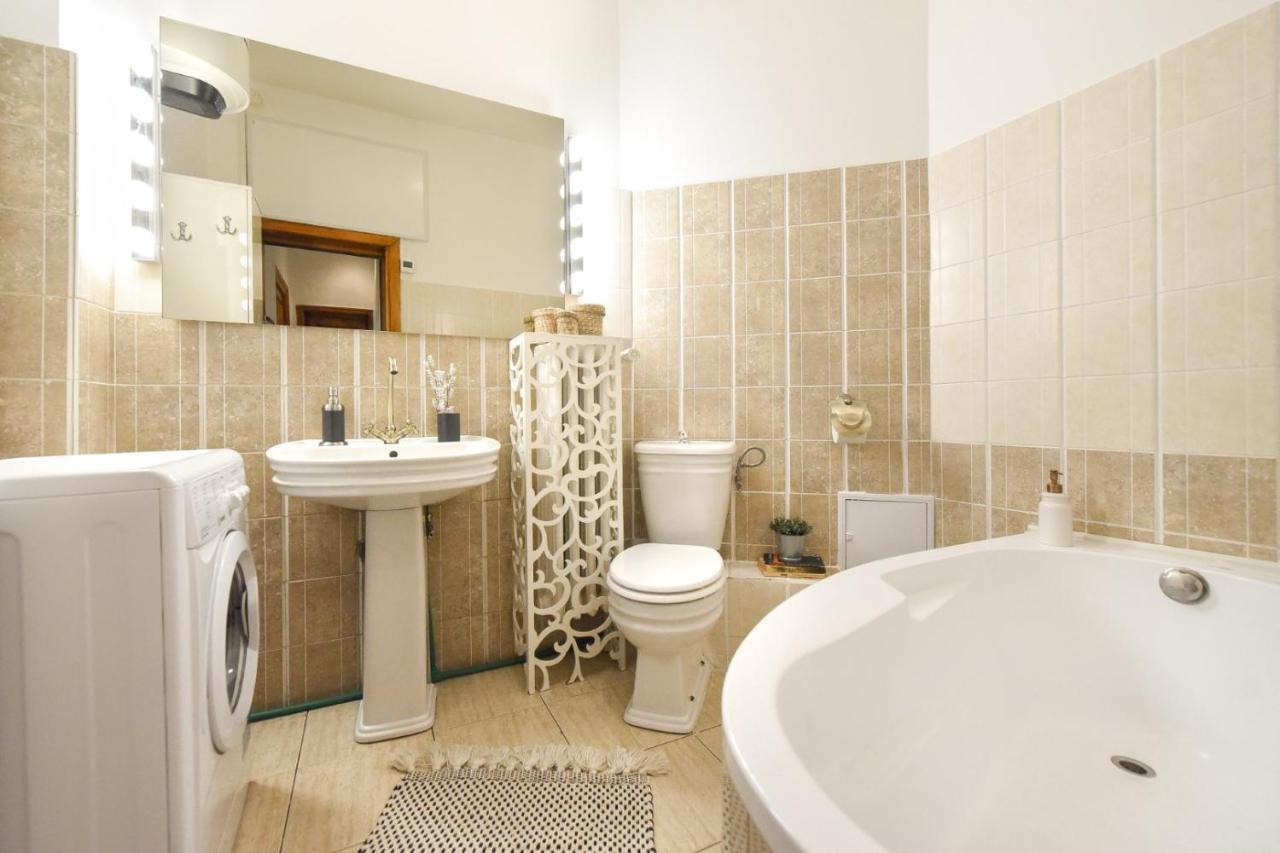 Love.Travel.Explore ♥️Apt W/ Balcony In Old Town Apartment Bucureşti Exterior foto